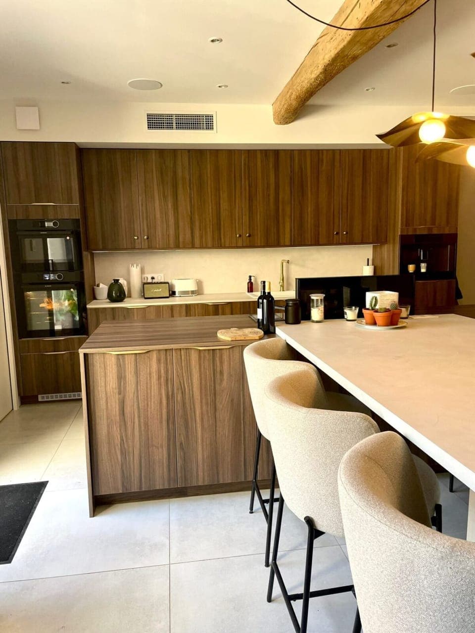 Cuisine sur mesure à façades en noyer exposée dans le showroom Maison Gazeau à Agen