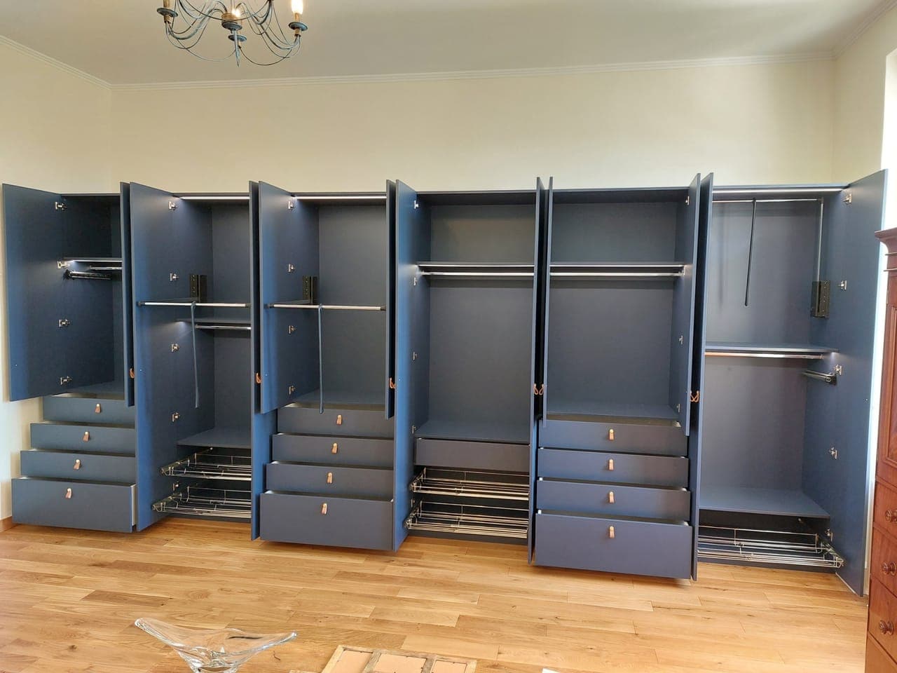 Dressing sur mesure bleu profond à finition mate, réalisation Maison Gazeau à Agen