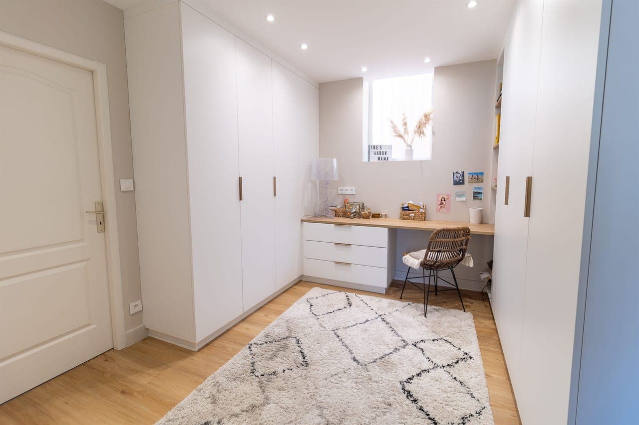 Dressing sur mesure avec espace coiffeuse, penderie, tiroirs et étagères, Maison Gazeau à Agen