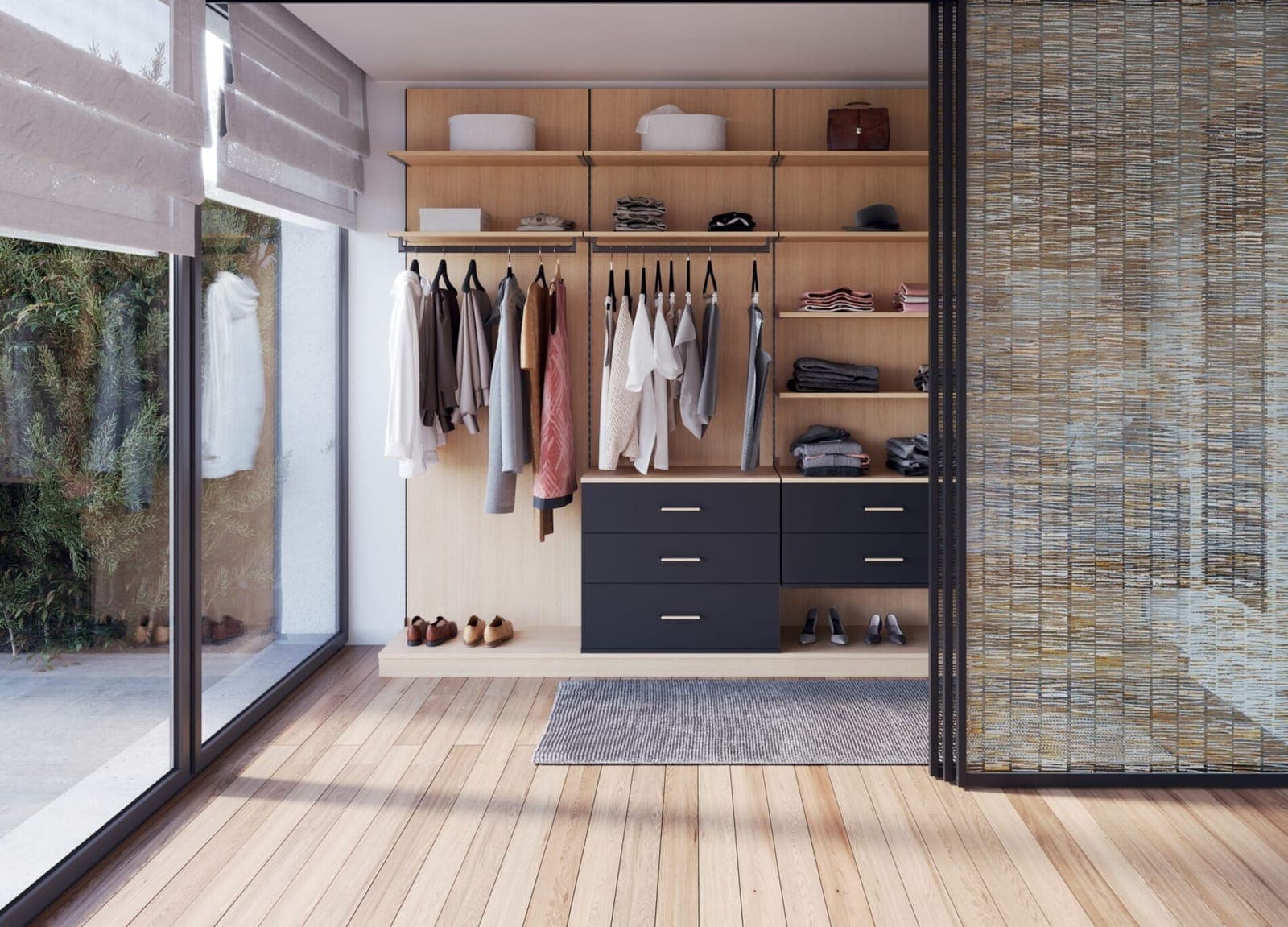 Dressing sur mesure en bois clair avec penderies ouvertes et tiroirs foncés, dans une pièce lumineuse