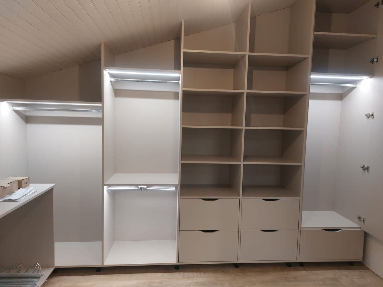 Dressing sous pente sur mesure avec éclairage LED intégré, réalisation Maison Gazeau à Agen