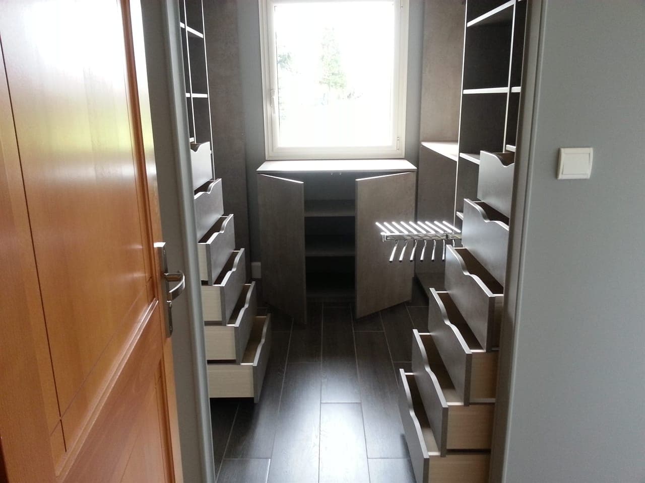 Dressing sur mesure en U gris béton avec penderie et tiroirs, aménagement Maison Gazeau à Agen