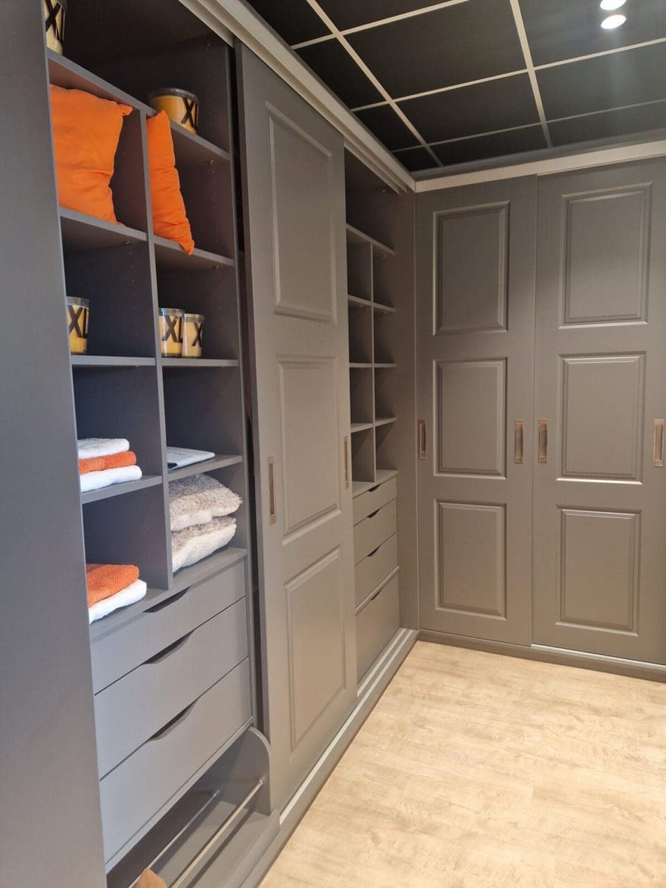 Dressing sur mesure d’angle en L installé dans une petite chambre, réalisation Maison Gazeau à Agen