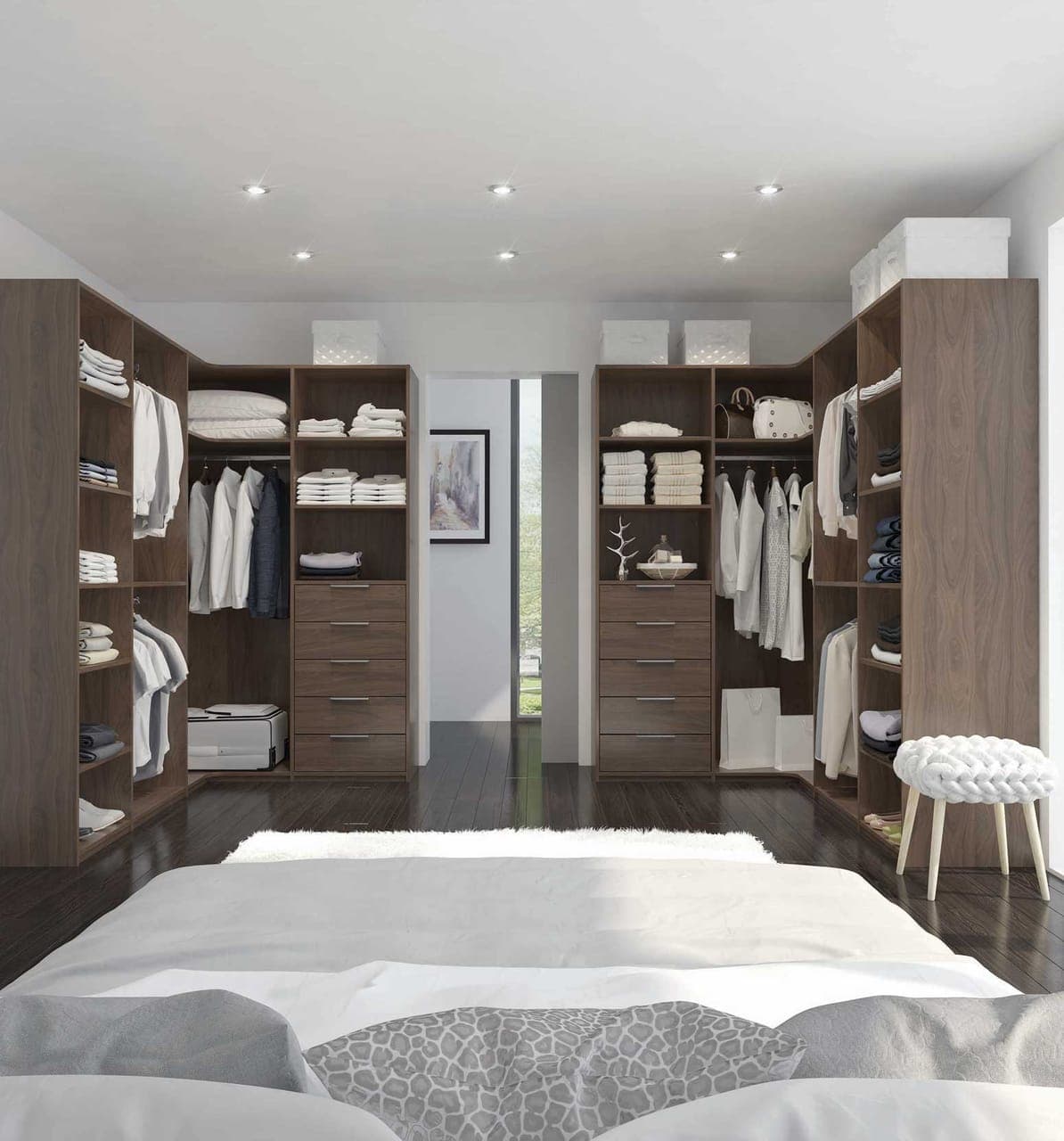 Dressing sur mesure en U en chêne noyer pour une chambre parentale, réalisation Maison Gazeau à Agen