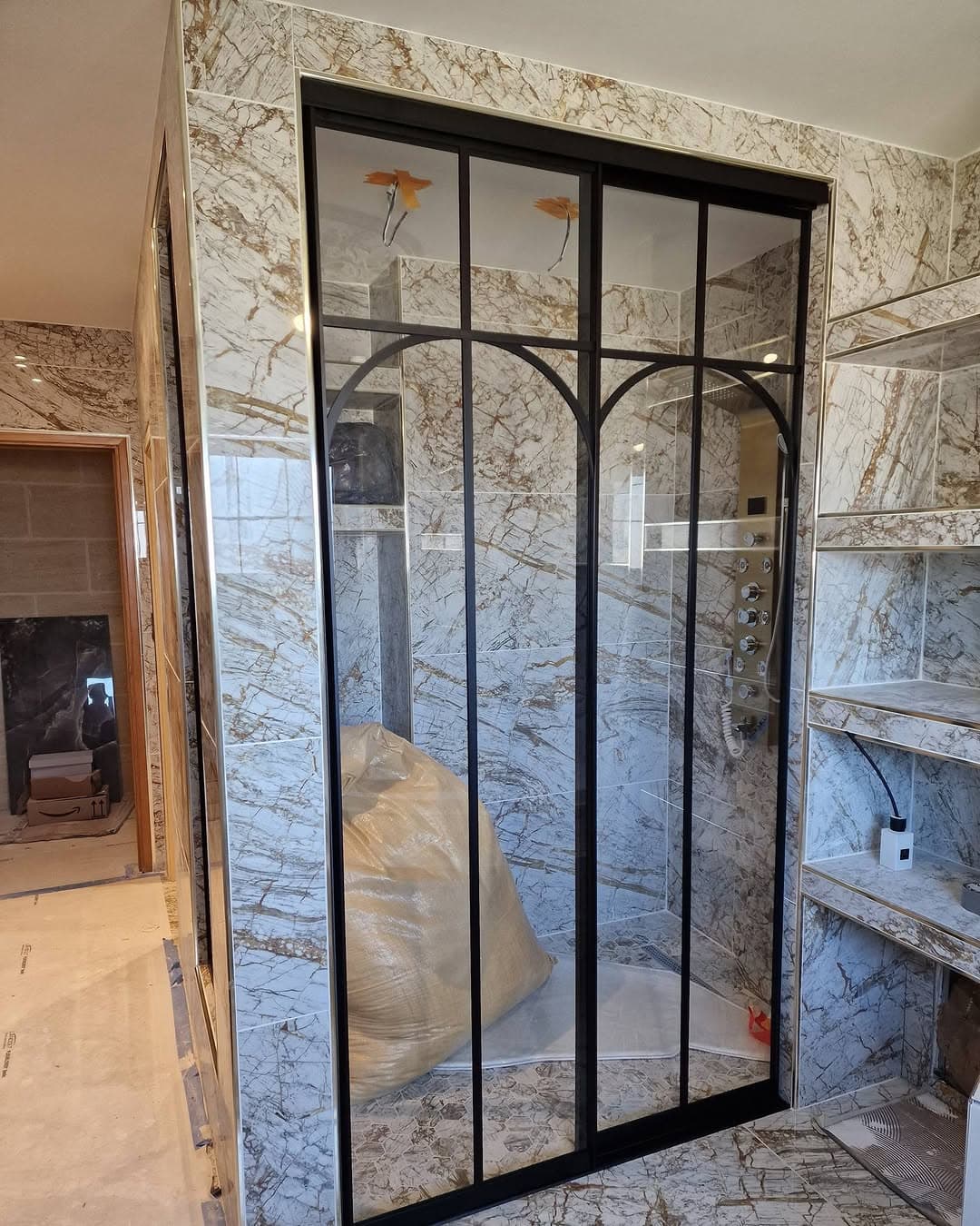 Paroi de douche verrière arche sur mesure dans une salle de bain