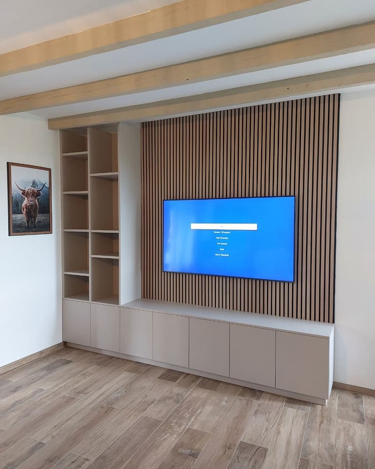 Meuble TV sur mesure avec tasseaux bois et rangements dissimulés