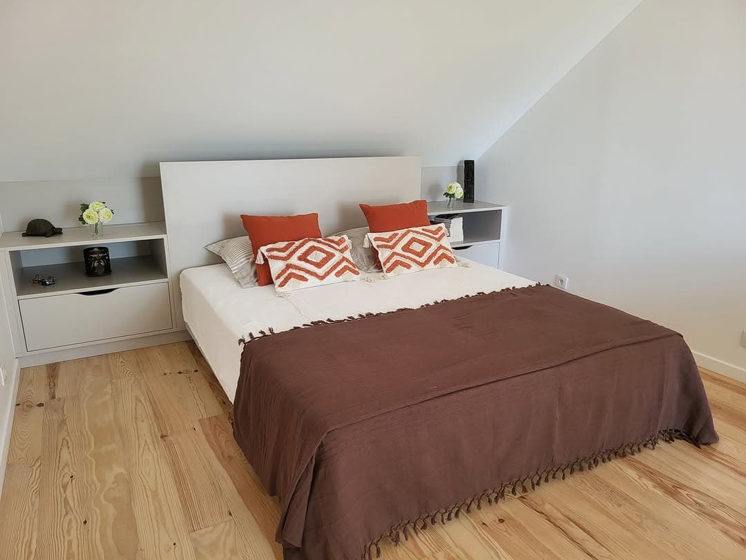 Tête de lit à niches intégrées et dressing sous rampant dans une chambre sous les toits