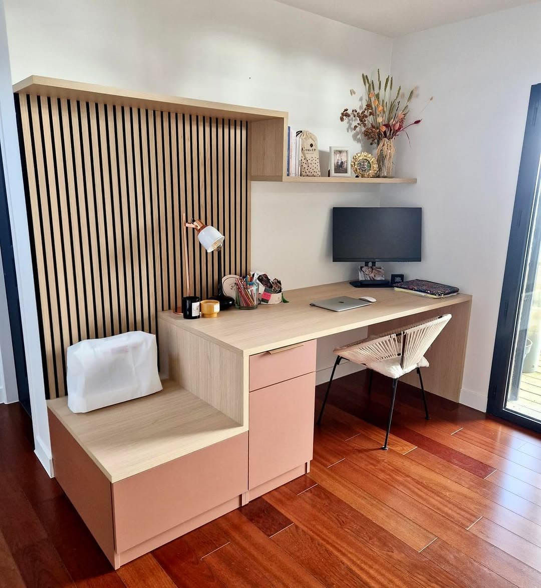 Bureau à domicile sur mesure avec rangements intégrés et plan de travail