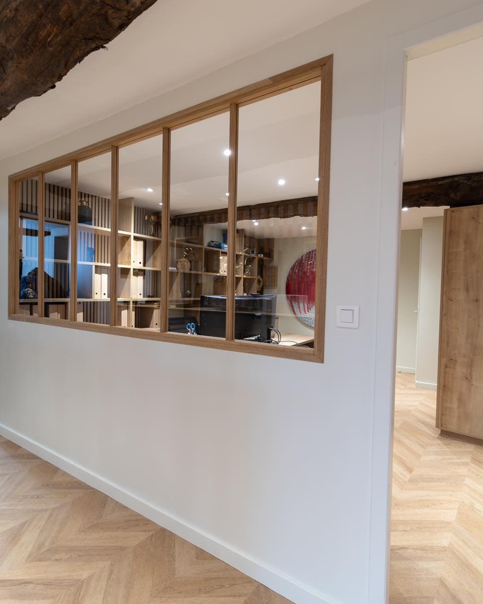 Verrière bois sur mesure apportant du cachet à un intérieur, par Maison Gazeau