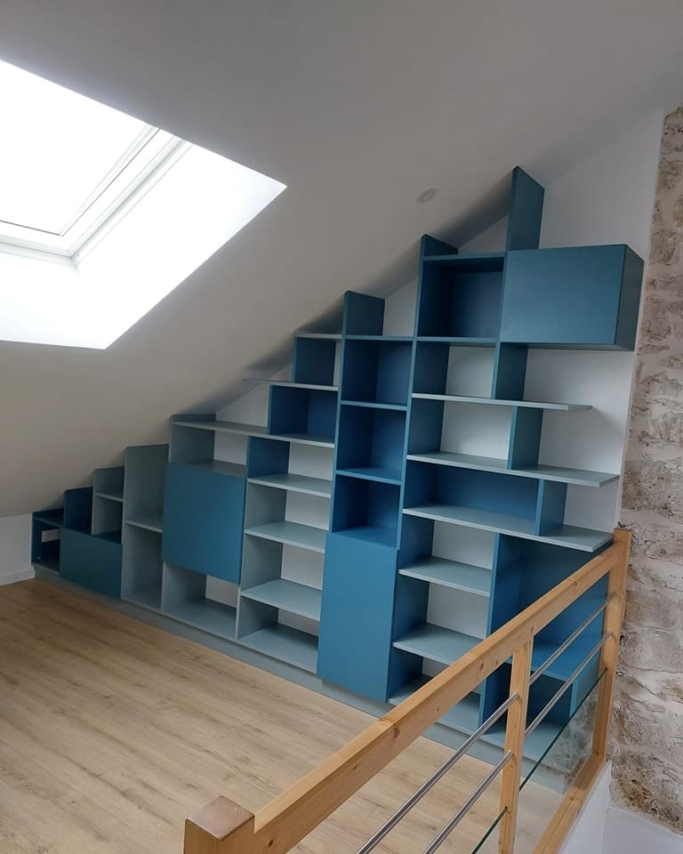 Bibliothèque sur mesure aux façades colorées dans une pièce de vie