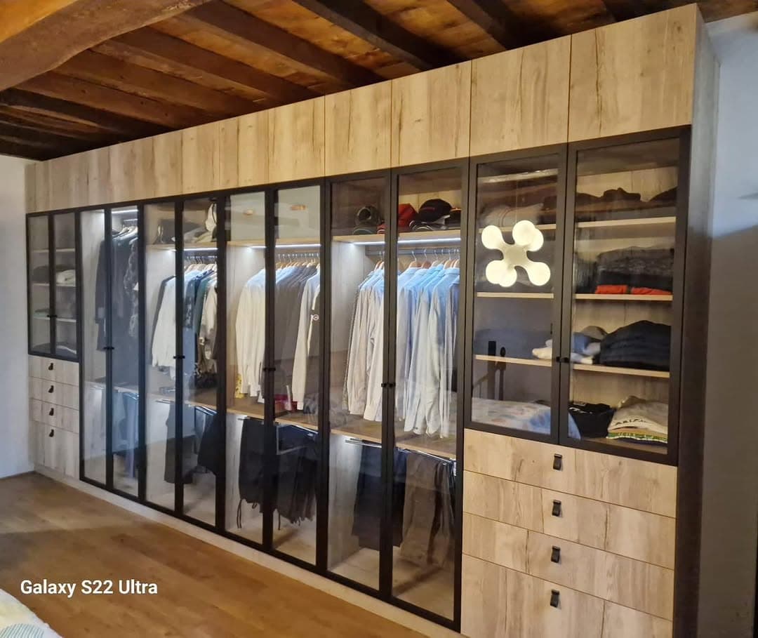 Dressing atelier XXL avec portes vitrées et éclairage LED intégré