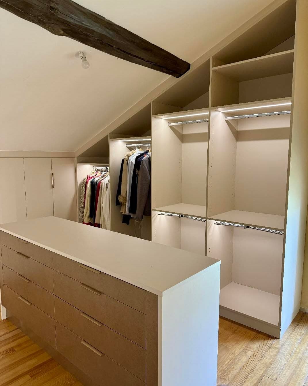 Dressing sur mesure sous pente avec rangements optimisés, réalisé par Maison Gazeau