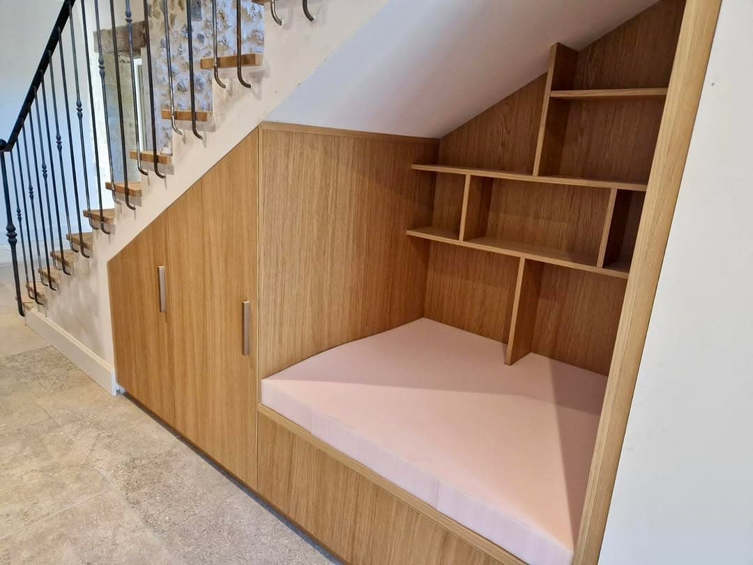 Rangements sur mesure encastrés sous escalier avec tiroirs et niches