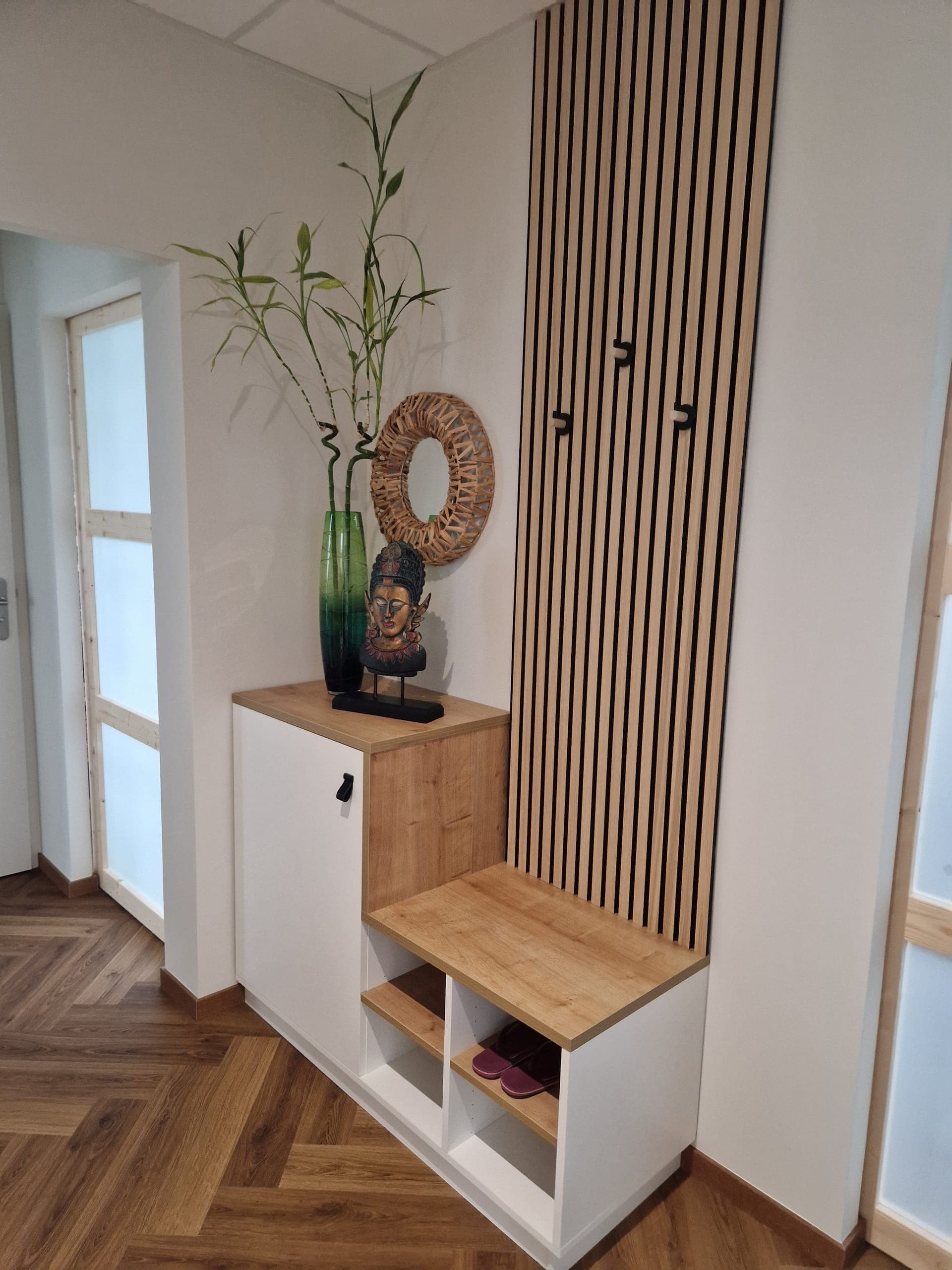 Mobilier d’accueil sur mesure blanc et chêne avec tasseaux bois dans un institut