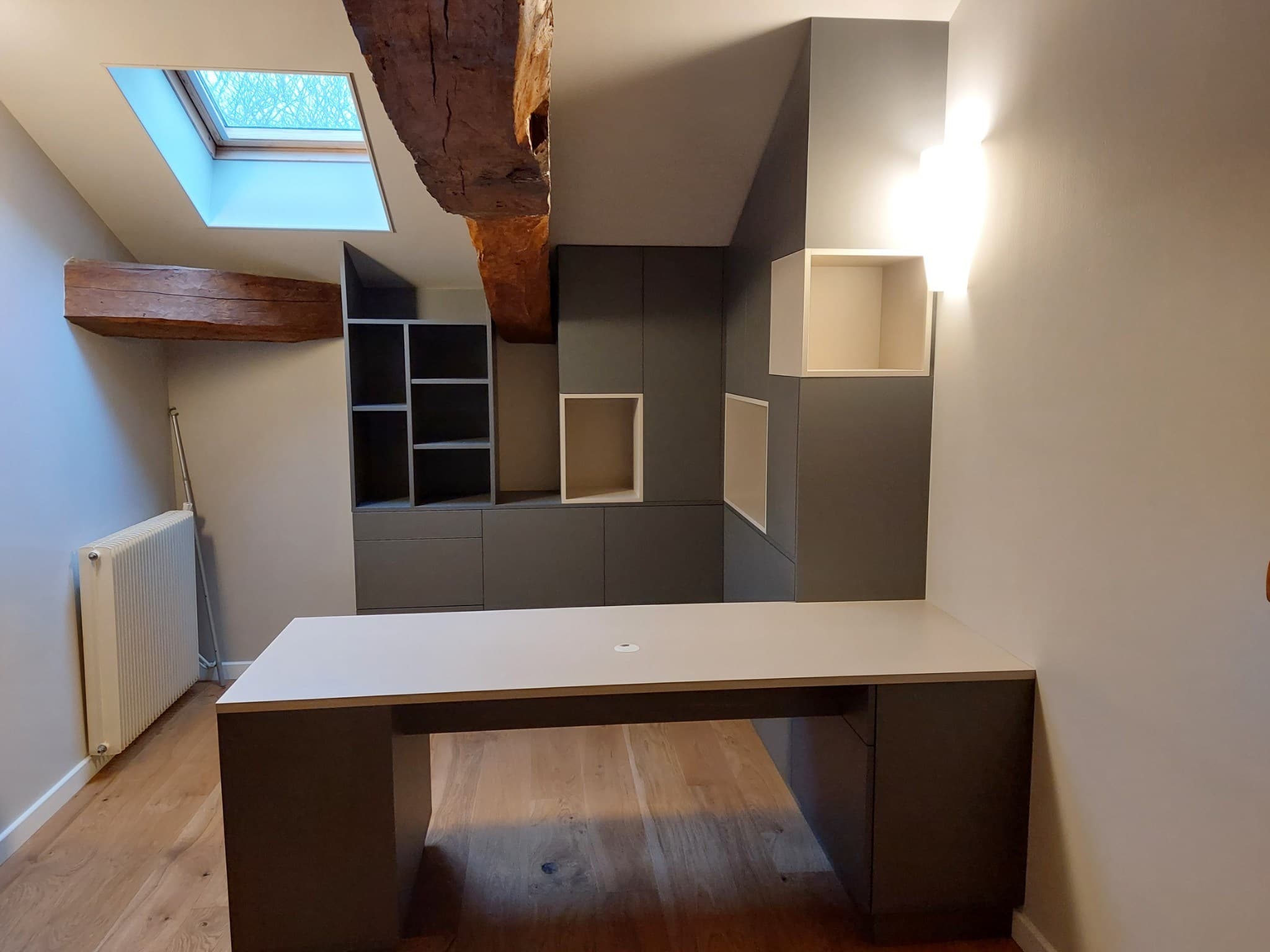 Bureau sur mesure sous poutres apparentes, gris anthracite et cachemire près de Valence d’Agen