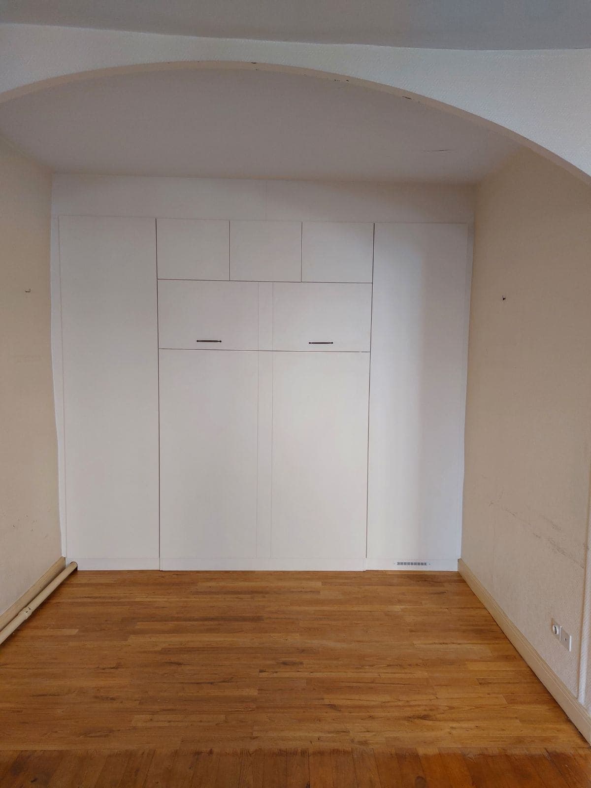 Chambre avec lit escamotable sur mesure et dressings latéraux blancs