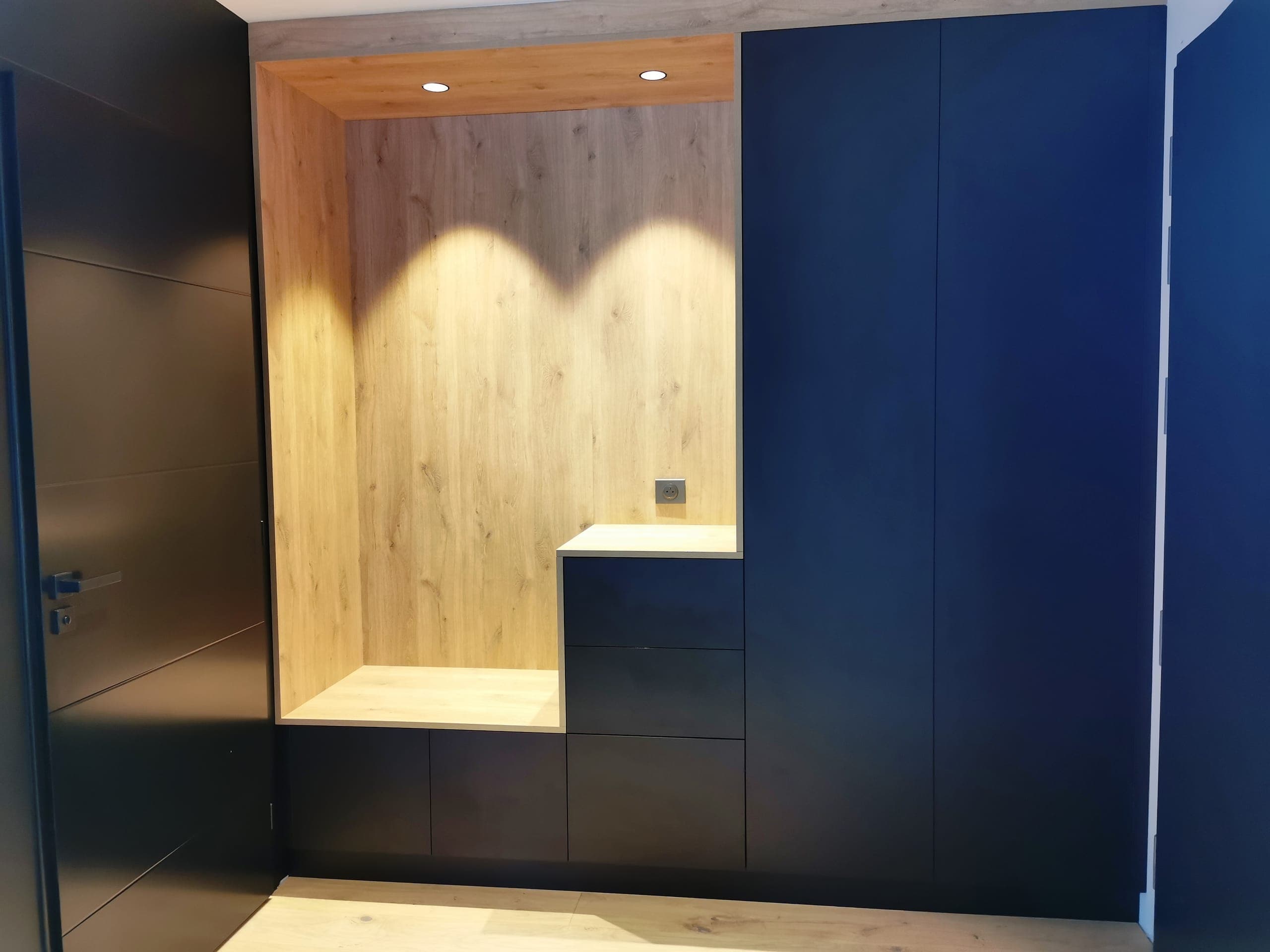 Meuble d’entrée sur mesure bleu sombre et chêne naturel avec banc intégré
