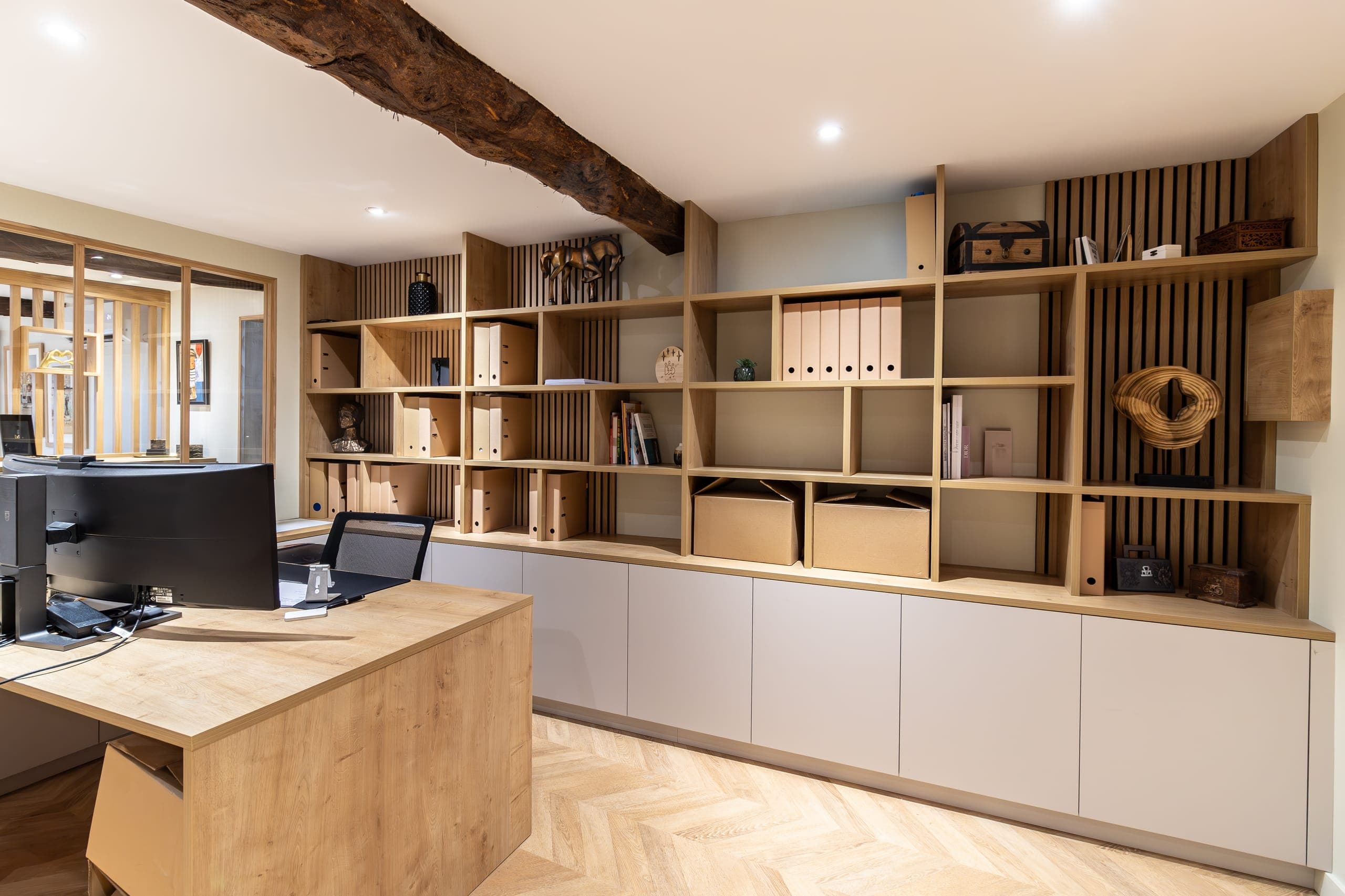 Open space sur mesure à Layrac avec bureau, dressing, verrière et claustra bois