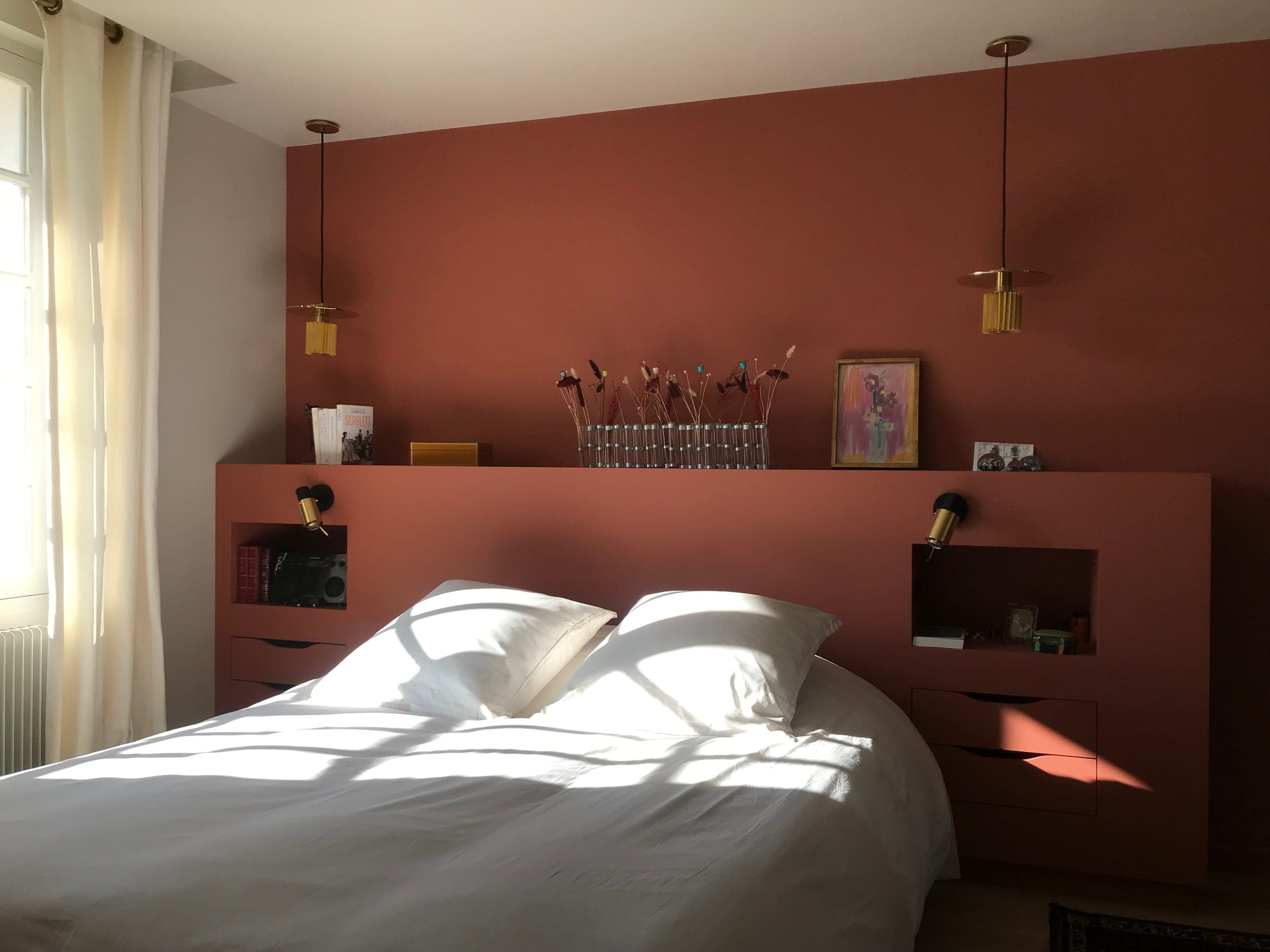 Tête de lit sur mesure terracotta avec tables de nuit et niches intégrées