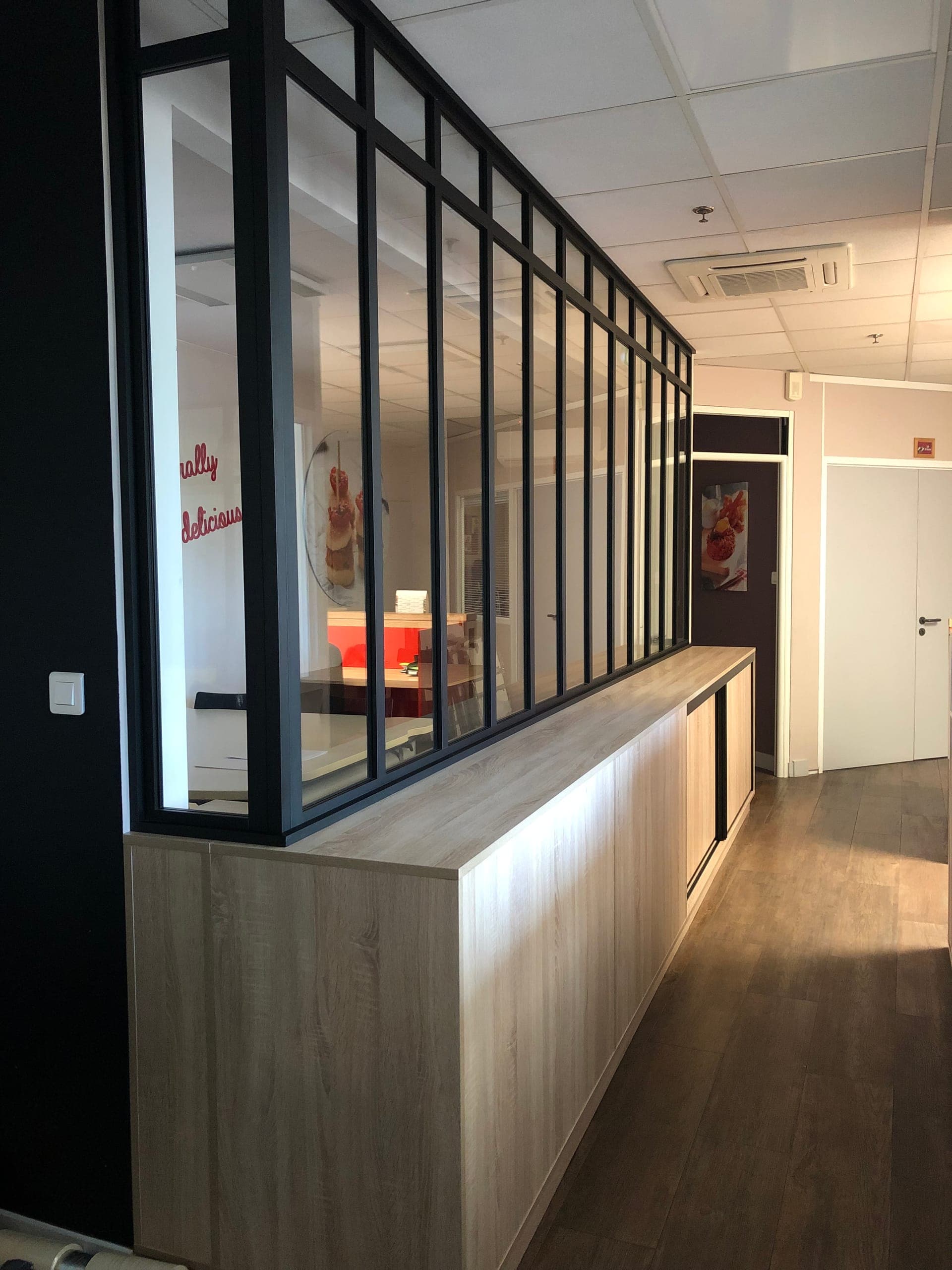 Séparation de bureaux sur mesure, rangements chêne clair et verrière aluminium noir à Estillac