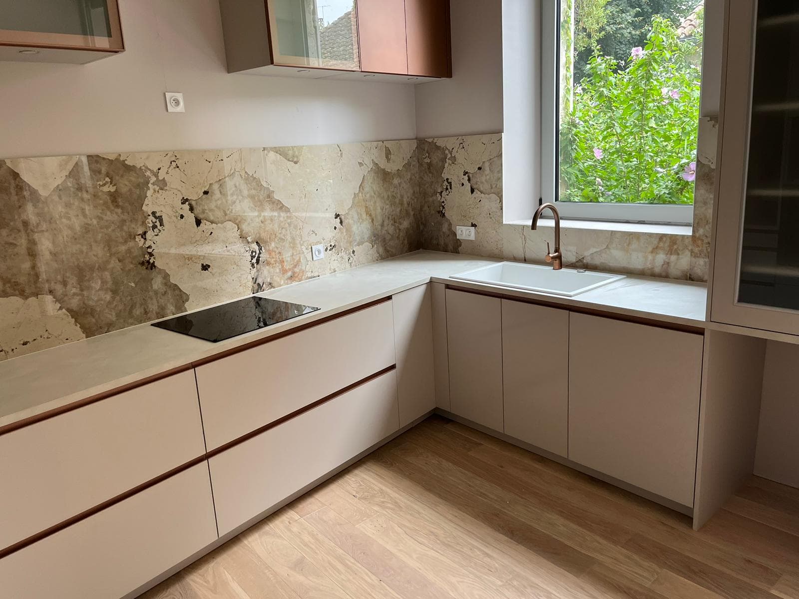 Cuisine contemporaine et ultra chic dans une maison de maître à Agen, laque cuivrée et plan effet béton ciré