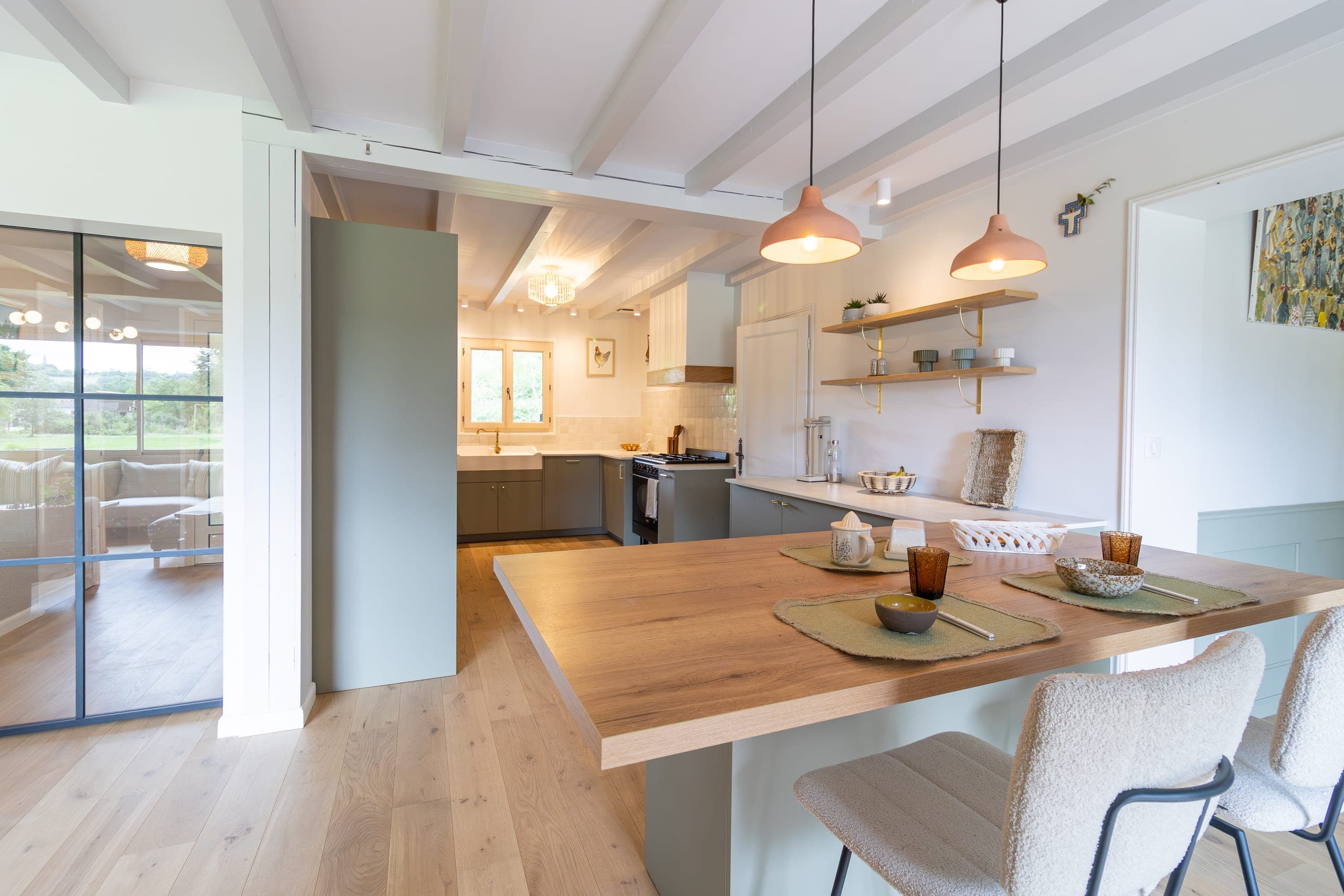 Cuisine familiale campagne chic à Nérac, façades vert minéral et poignées dorées autour d’un îlot