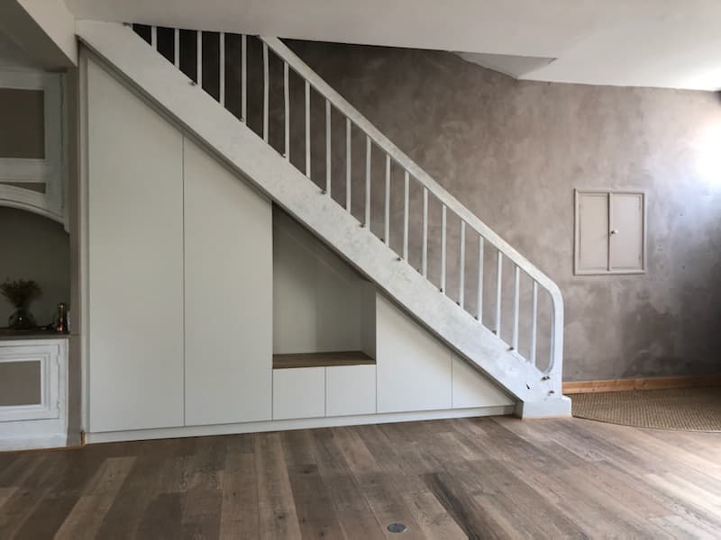 Rangement sous escalier sur mesure à façades blanches avec banc en bois et dressings intégrés, près d’Astaffort