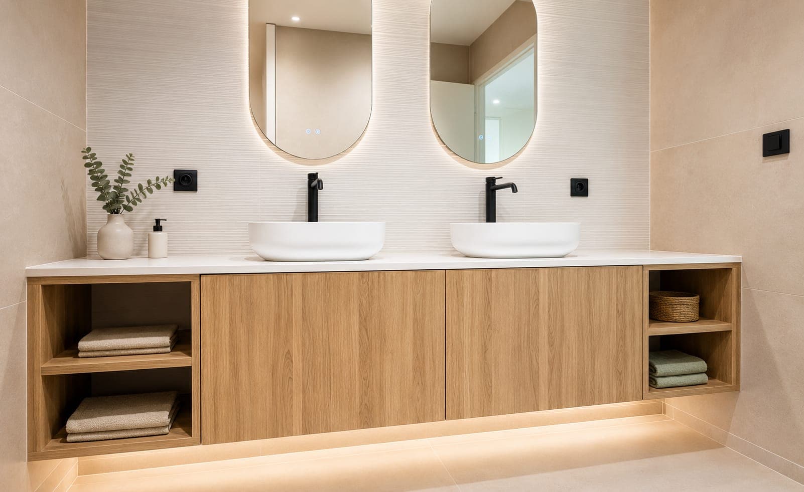 Meuble de salle de bain sur mesure à Tarnos : double vasque suspendue, façades bois, miroirs ovales rétroéclairés et niches ouvertes