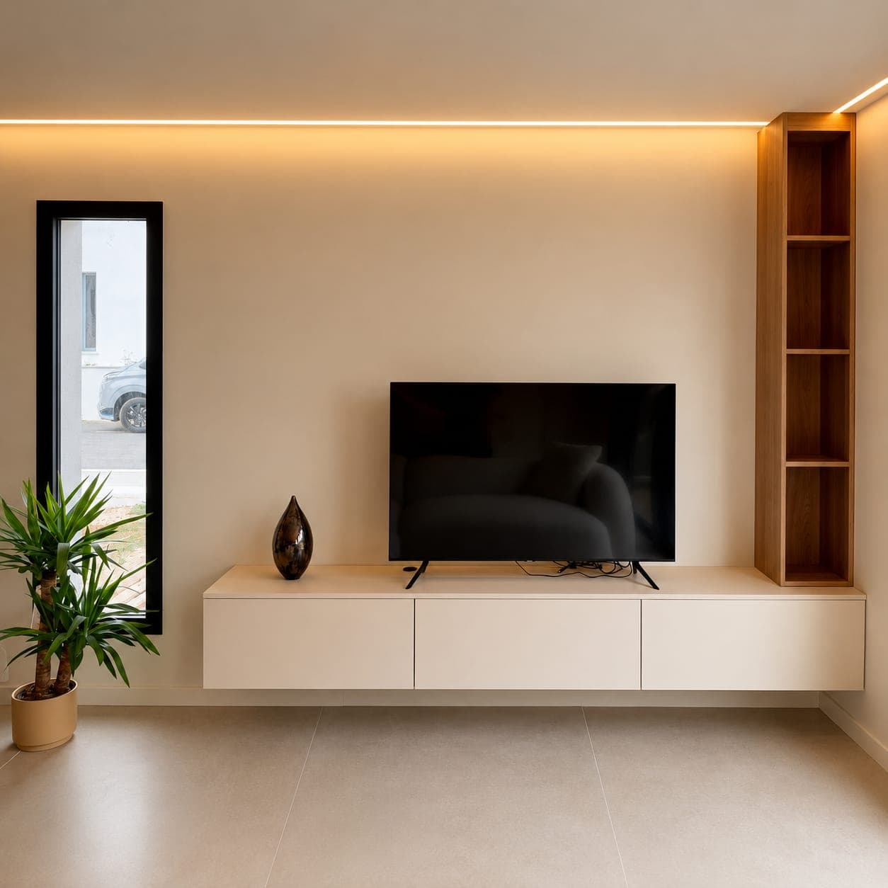 Meuble TV suspendu sur mesure à Tarnos, caissons blanc mat, colonne de niches en bois et gorge lumineuse LED au plafond