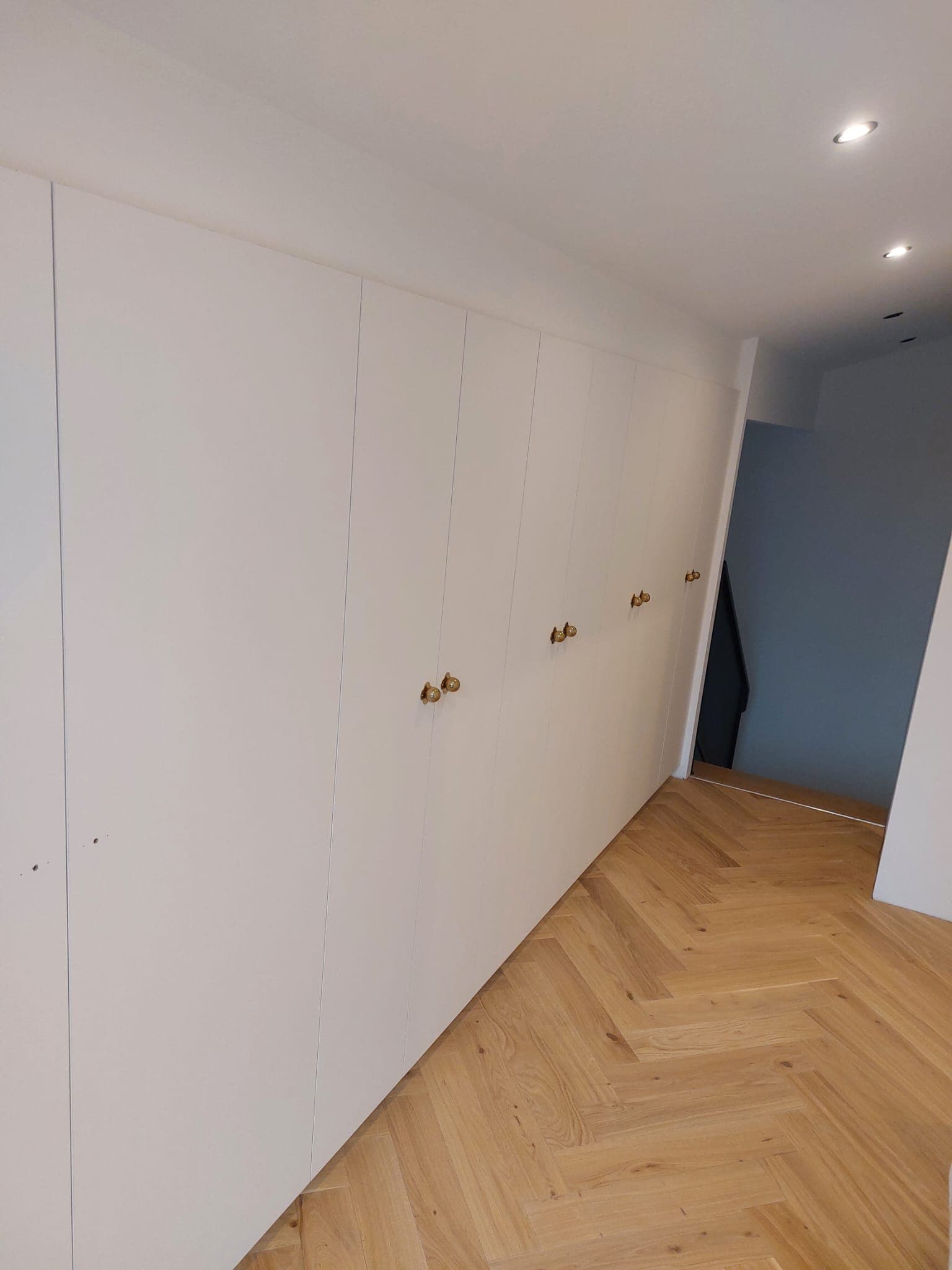 Dressing portes battantes blanches du sol au plafond