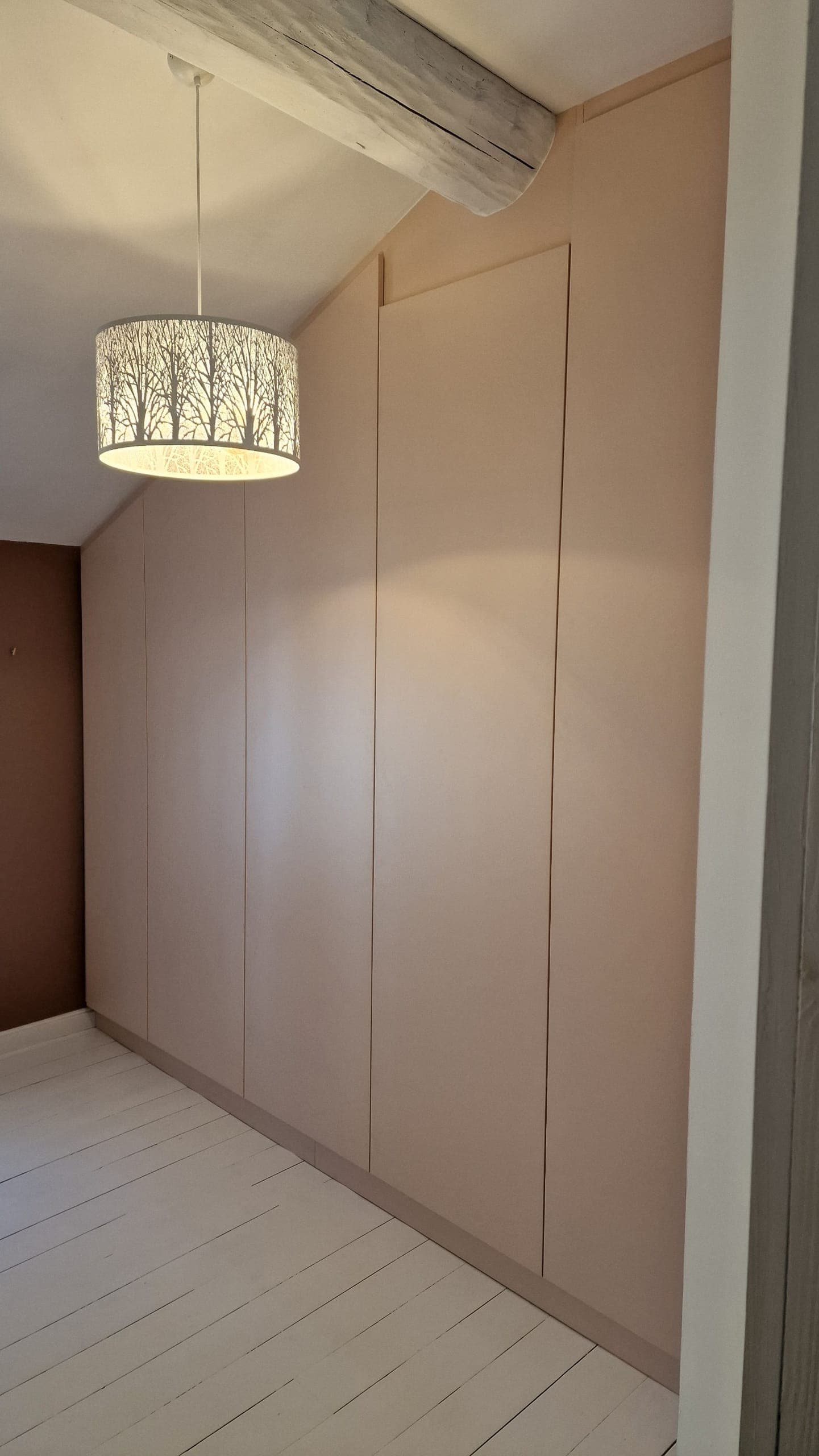 Portes de placard battantes ton beige sous comble mansardé, réalisées par Maison Gazeau