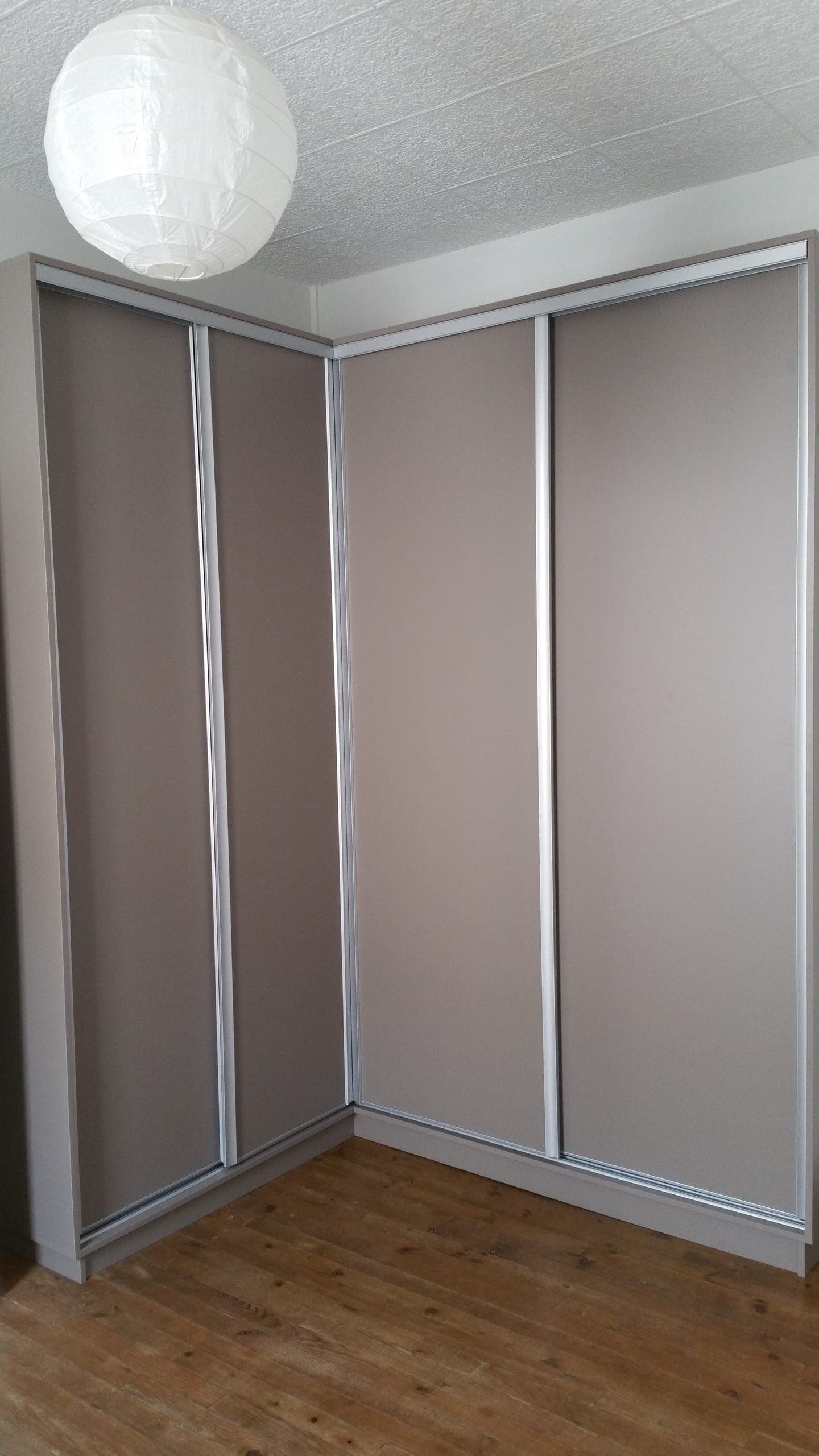 Dressing portes coulissantes en L coloris taupe, profils aluminium mat argent