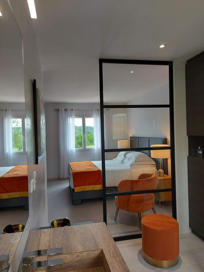 Verrière intérieure fixe aluminium noir entre chambre et salle de bain