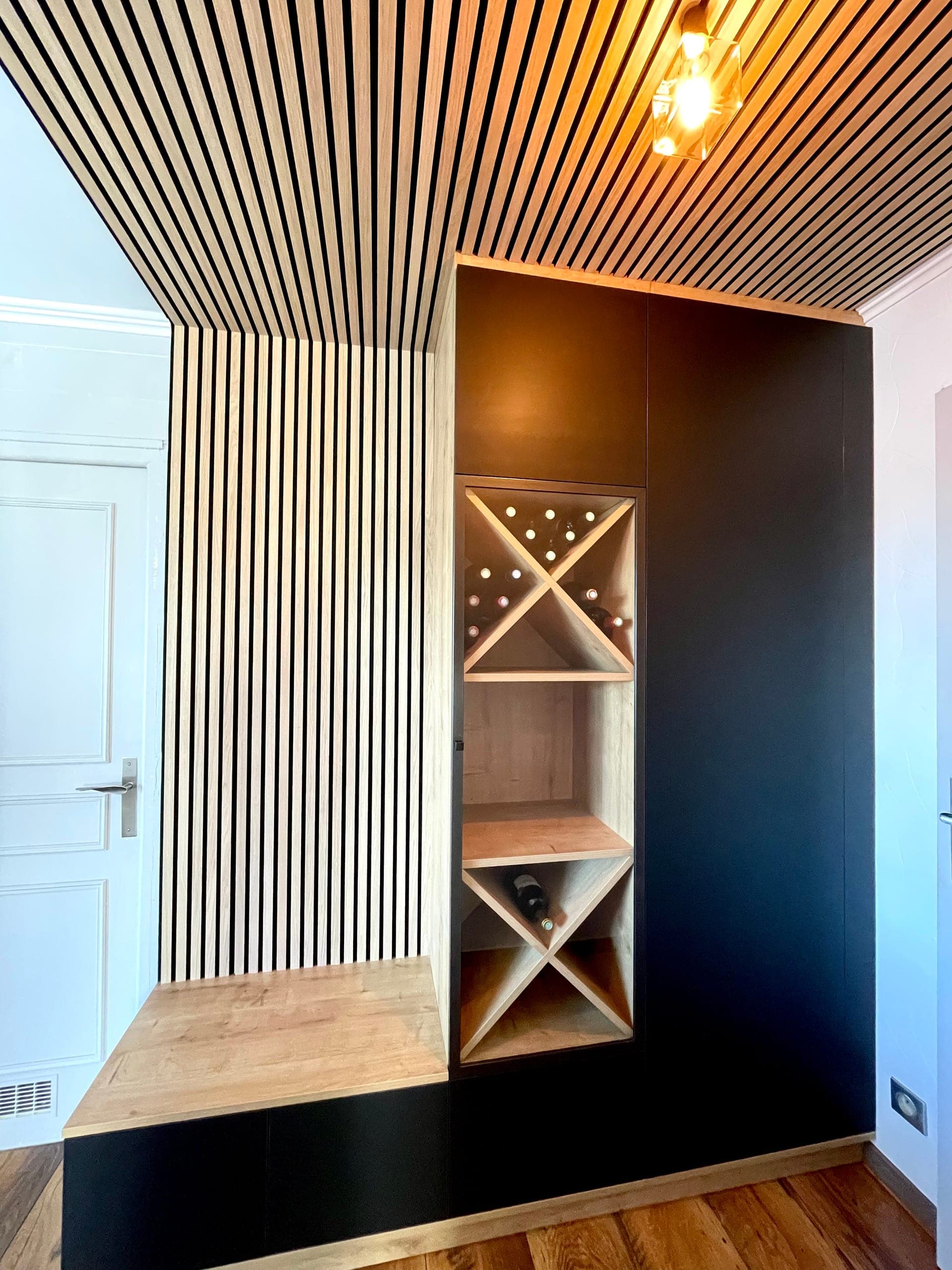 Bureau sur mesure avec rangements intégrés et plan de travail bois, par Maison Gazeau