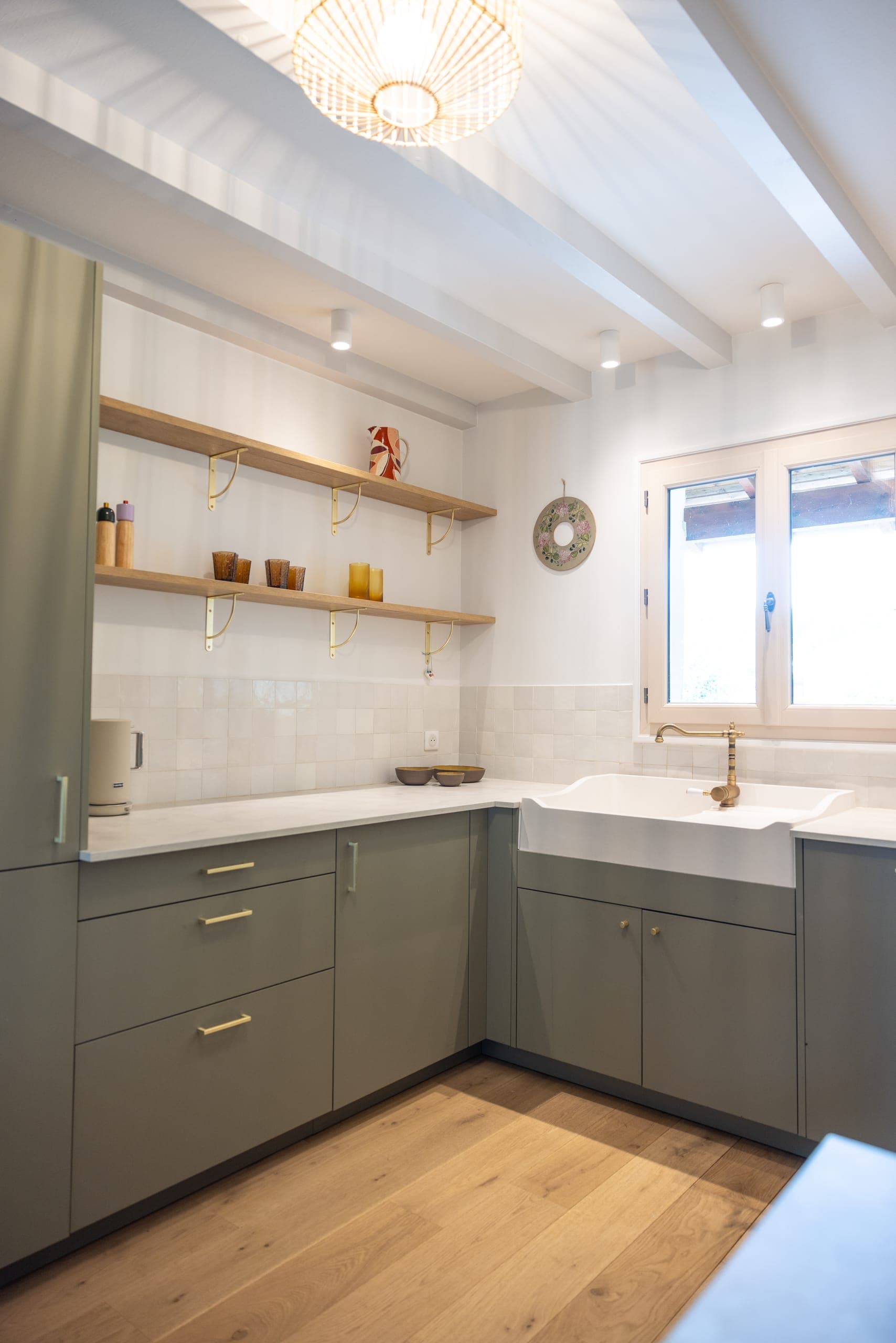 Cuisine sur mesure haut de gamme avec îlot central et façades bois, réalisée par Maison Gazeau à Agen